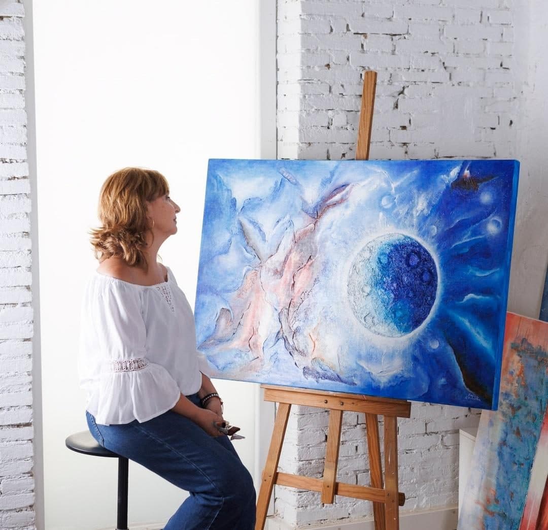 Emilia Chirivella en su estudio, junto a una obra de la Serie Inmaterial